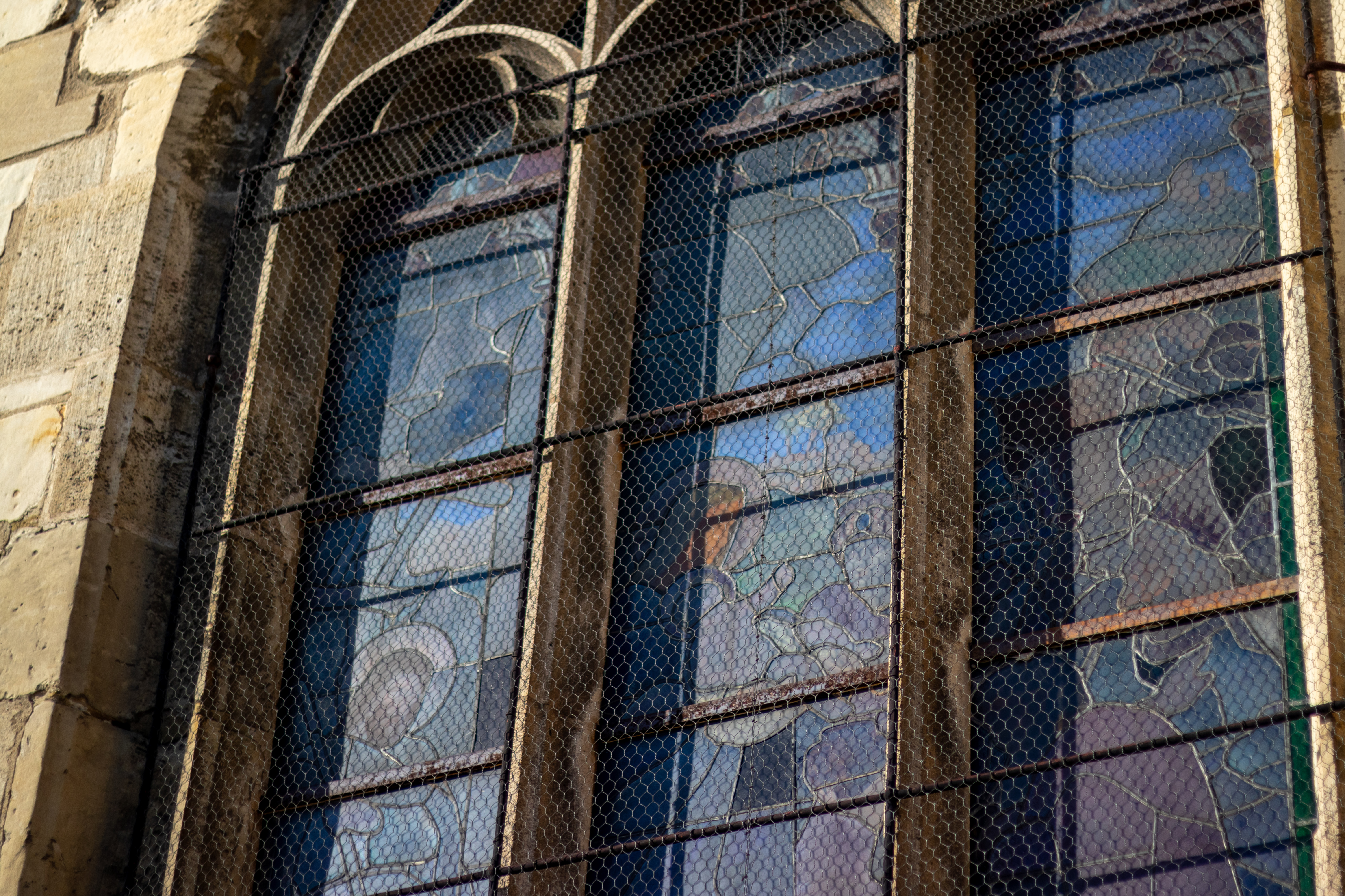 Vitrail de l'église Saint-Maclou à Conflans-Sainte-Honorine vu de l'extérieur