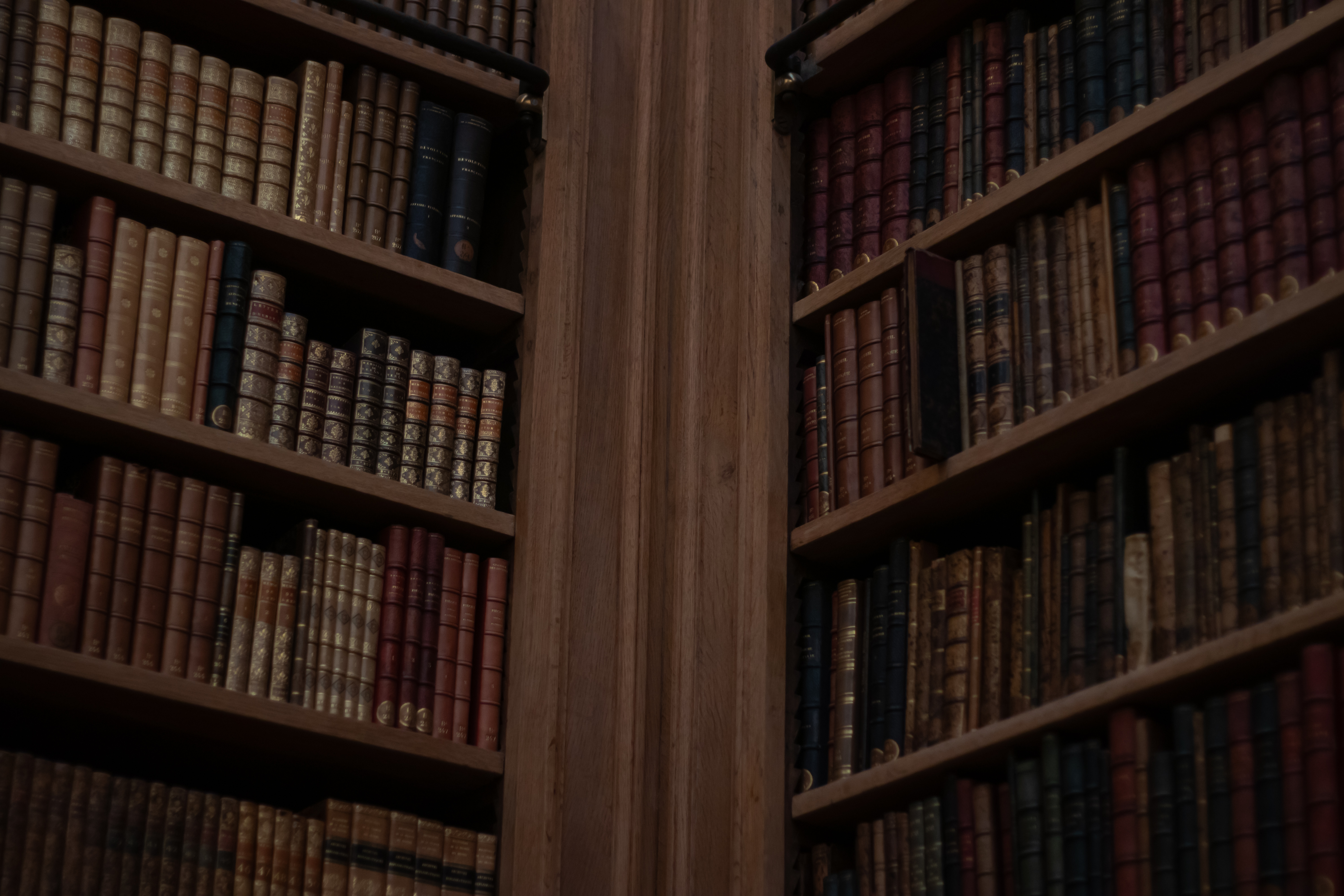 Close-up d'une bibliothèque à l'Assemblée Nationale à Paris